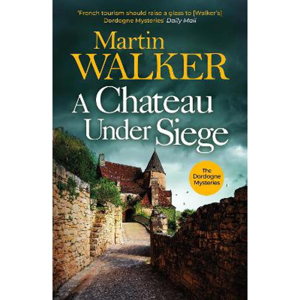 A Chateau Under Siege: Heartstopping new case for France's favourite country cop (Paperback) - Martin Walker